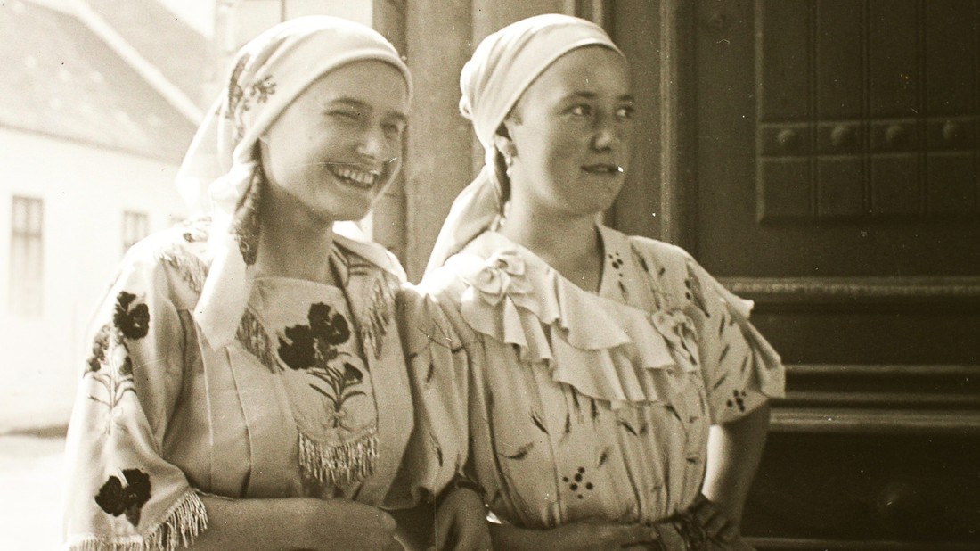 Sárközi népviseletbe öltözött lányok 1939-ben