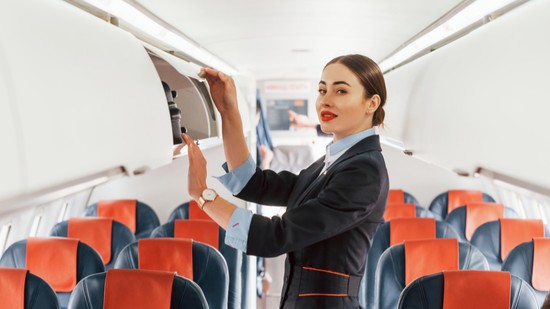 Légiutaskísérő magyarázza el, miért tilos ez a dolog egy repülőgépen utasként