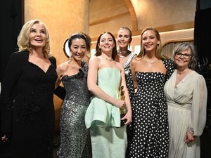 Hatalmas esés az Oscar-gálán: a vörös szőnyegen bukott fel egy színésznő, imádtuk a reakcióját