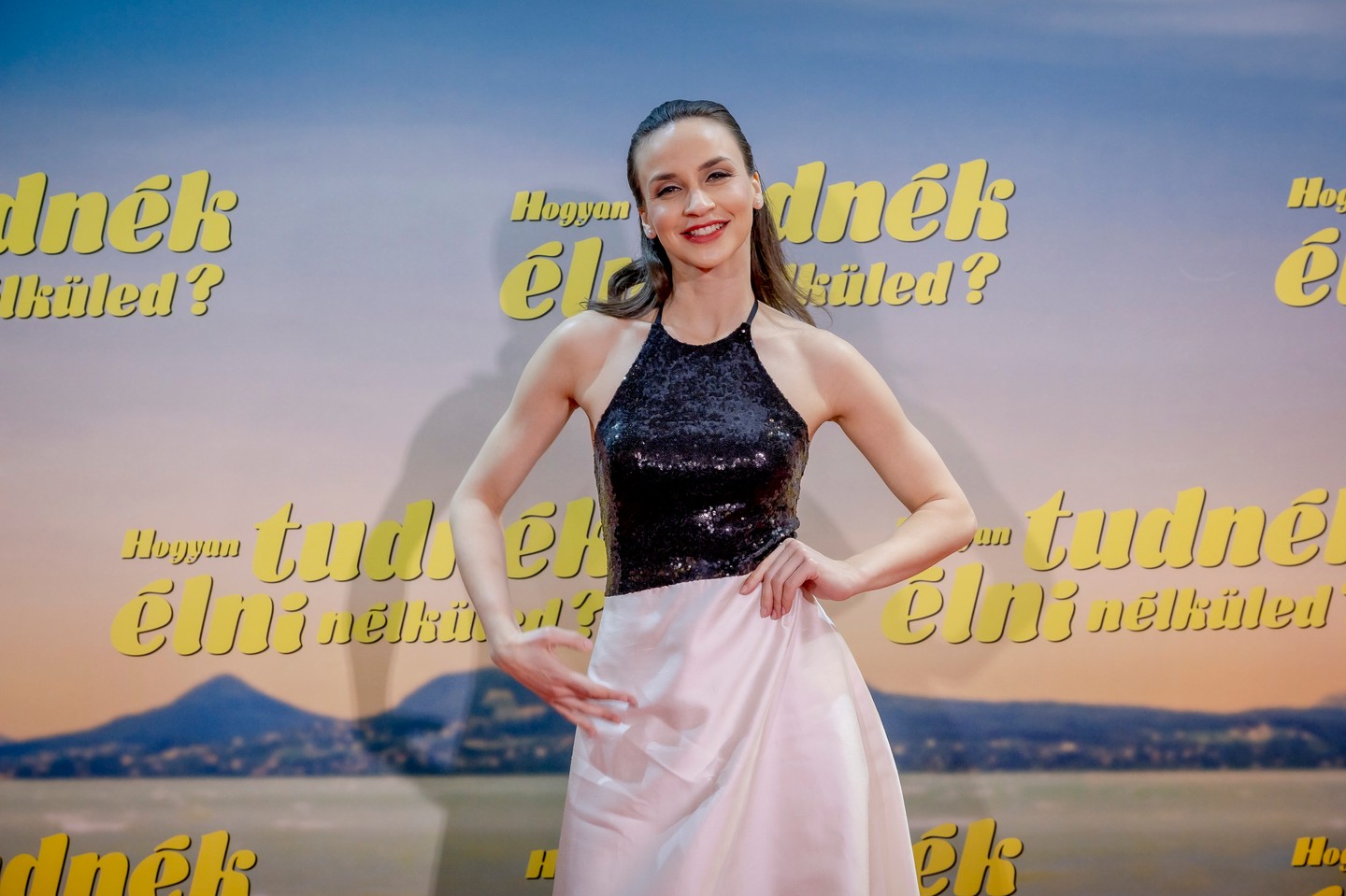 Törőcsik Franciska stílusos és kifinomult megjelenésével valósággal meghódította a vörös szőnyeget a Hogyan tudnék élni nélküled? című zenés romantikus vígjáték díszbemutatóján. 