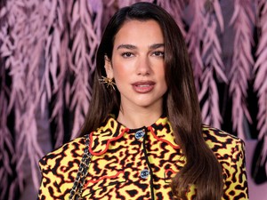Dua Lipa melltartós szettjéből egyszerre árad a meztelenség és a sikk, egyszerűen gyönyörű az énekesnő