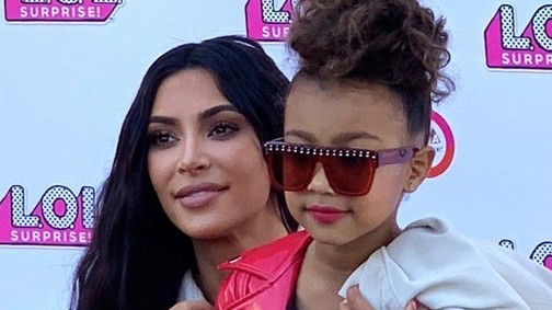Nagyon édes: Kim Kardashian 5 éves kislánya először a kifutón