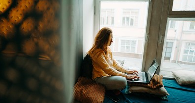 Elhunyt édesanyja AI-generált másolatával beszélget, mert képtelen őt elengedni - milyen veszélyekkel járhat, ha a technológia akadályozza a gyászmunkát?