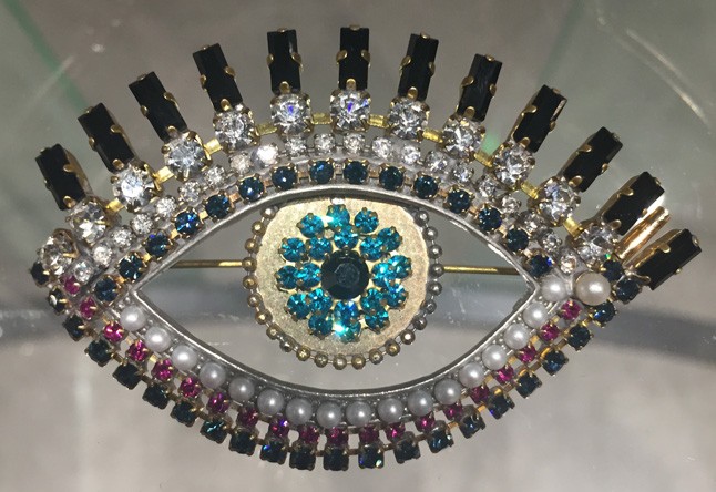 Rajongok a szemeket ábrázoló műalkotásokért, ékszerekért! Fatima védő szeme most egy bross formájában kerülhet a blézeredre, kabátodra. Szecessziós hatású darab, így még vonzóbb a szememben.