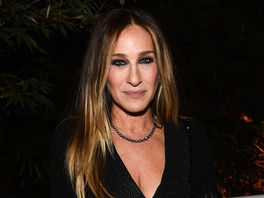 Sarah Jessica Parker trükkös fekete ruhája totális telitalálat