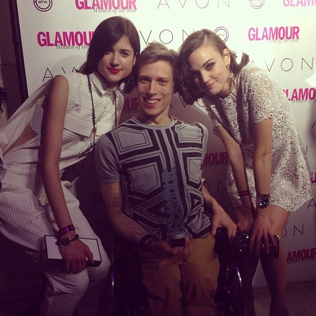 A GLAMOUR fotófal nagy közkedveltségnek örvendett. Fenyvesi Zoltánt Kondás Kata és Nagy Andy fogták közre.