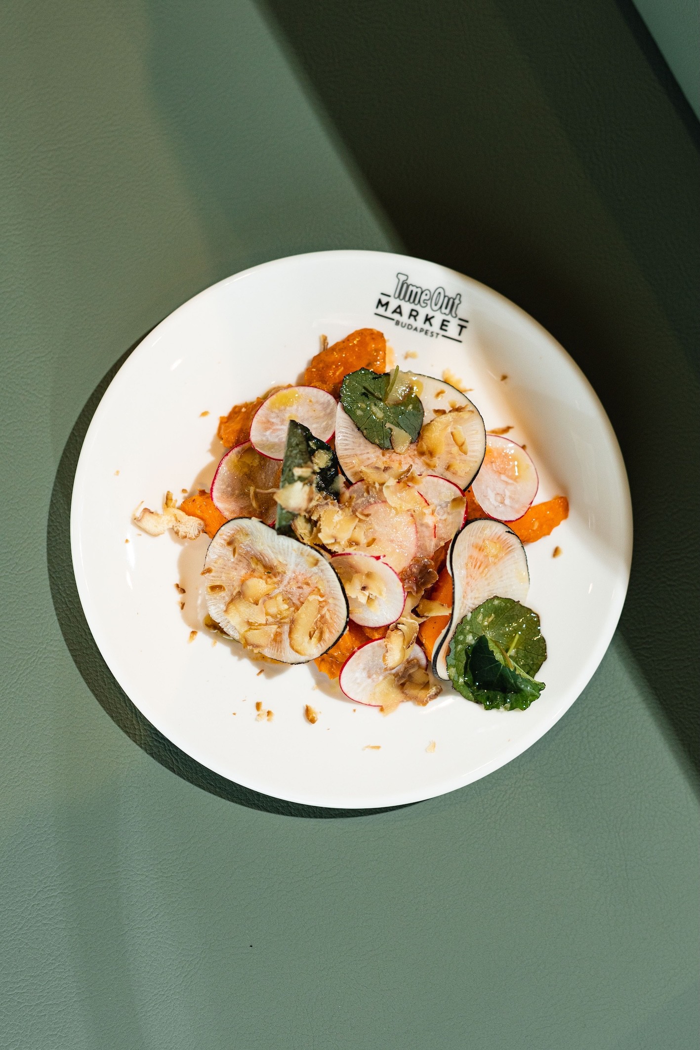 Pingrumba ünnepi fogás: harisszás sütőtöksaláta