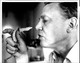 David Attenborough Sydney-ben, egy könyvbemutatója kapcsán épp közelebbről szemügyre vesz egy ausztrál törpe varánuszt 1984-ben