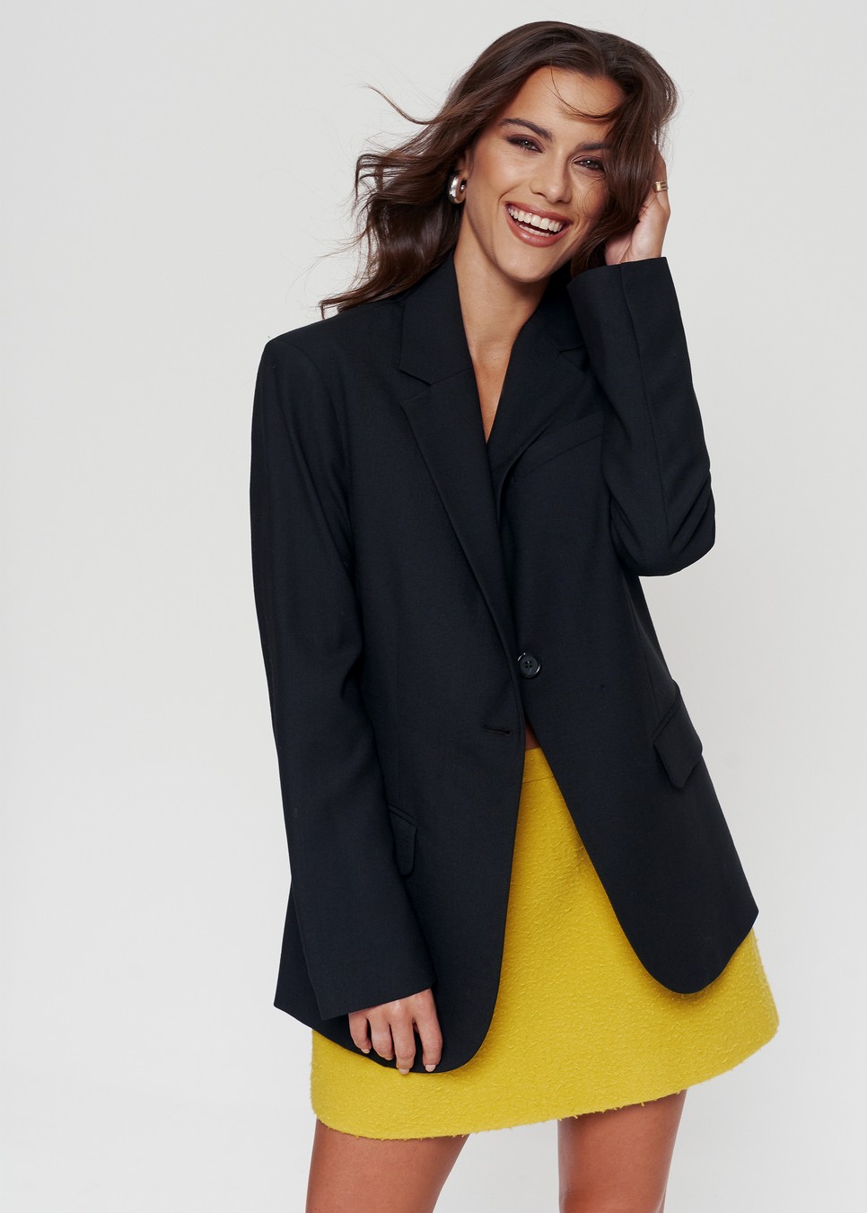 Gelencsér Timi jelenleg egyetemre jár kommunikáció és médiatudomány szakra, mellette pedig beszédtechnika órákat vesz - Zakó: ARKET, Szoknya: RED VALENTINO - answear.hu