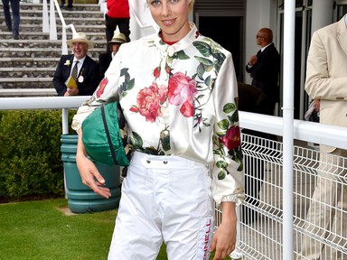 Nyeregben a topmodell: kiszőkült, lóversenyt nyert