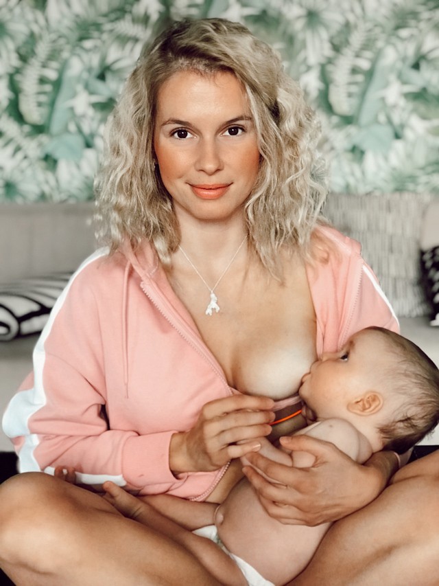 Marge még szoptatás közben is trendi szettet visel