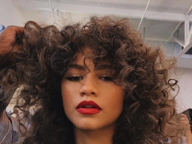 A természetestől a laza hullámosig, íme a legjobb göndör hajak a sztároktól