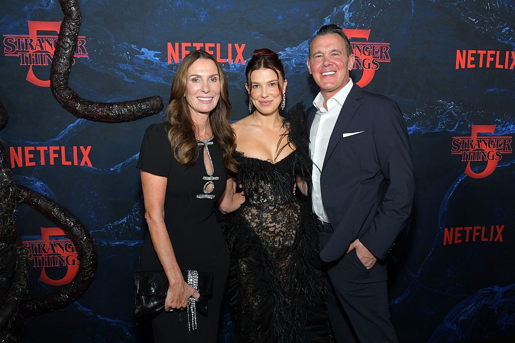 Millie Bobby Brown szülei Kelly Brown és Robert Brown a Stranger Things ötödik évadának premierjére is elkísérték a kislányukat. Mindent megtettek - például többször is költöztek - azért, hogy segítsék Millie karrierjét, aki a „legjobb barátainak” nevezte őket. 