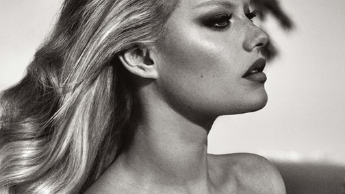 18+ Angyalnak nem kell, de buja vetkőzéssel hódít az arisztokrata lány