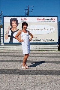 Sorsok az óriásplakát mögött