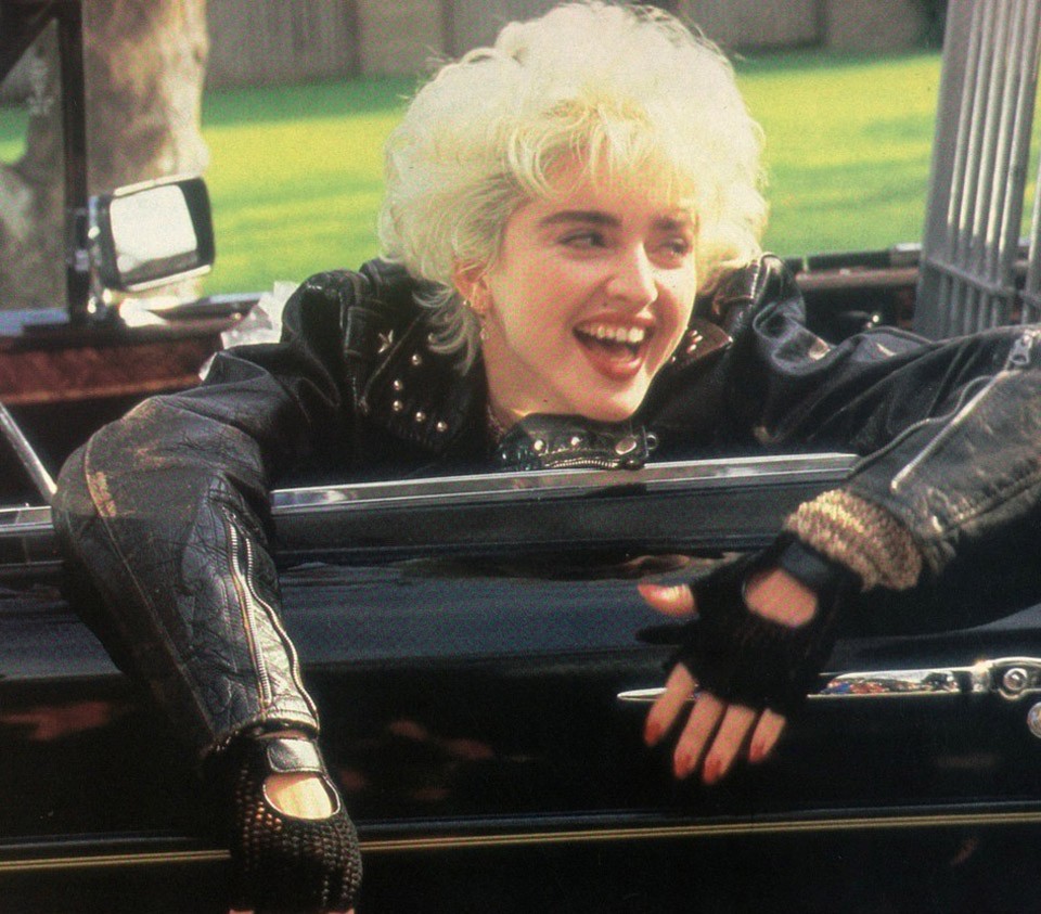 Ki ez a lány? (1987) - A nyolcvanas évek második felében Madonna olyan volt, mint az ötvenes évek második felétől Elvis. Mindenki őt akarta, a sikeres zenei pálya mellett sorra érkeztek a filmjei, amiben pont olyan vagány, kihívó lányokat alakított, mint amilyen képet énekesnőként kialakított magáról. Ebben a filmben éppen a börtönből szabadul, és meg akarja bosszulni, hogy a rács mögé került, ehhez kapóra jön a mellé kirendelt ügyvéd, akinek alaposan felforgatja az életet. Igazán szórakoztató vígjáték.