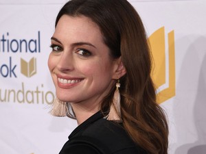 Új hajszínre váltott Anne Hathaway, és sajnos nem áll neki annyira jól