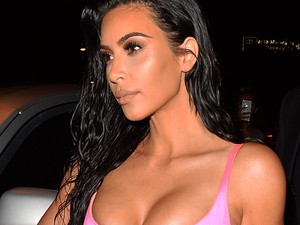Kim Kardashian feleslegesen öltözött fel: durván átlátszik mellbimbója a felsőjén
