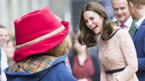 MINDENT hajíts messzire! Kate Middleton egy hatalmas plüssmacival táncol az utcán