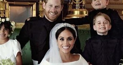 Olvadozunk! Itt az esküvő utáni hivatalos fotó, és az egész királyi család rajta van!