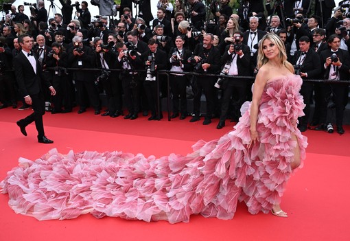 Eva Longoria királynőként ragyogott, Heidi Klum óriási virágnak öltözött a 2025-ös cannes-i filmfesztiválon