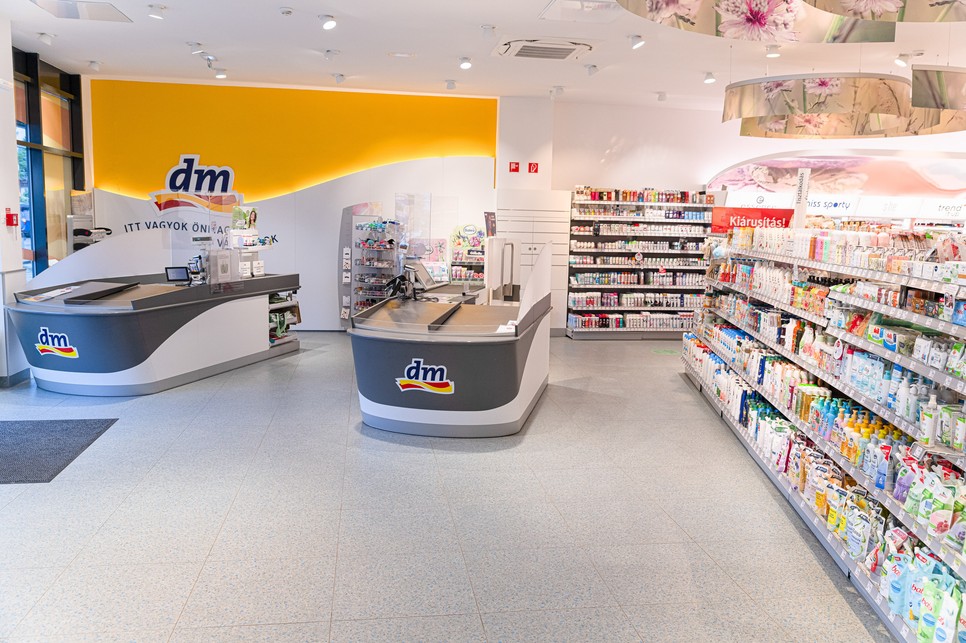 A dm országos hálózatával nagyon sok nőhöz el tudja juttatni az üzeneteit és ezt ki is használja