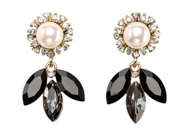 Nappal is viselheted ezt a gyönyörű fülbevalót. A stylistjaink szerint úgy működik, mint valami varázslat: azonnal kiemeli a szépségedet. Kár volna egy ilyen elérhető, egyszerű trükköt kihagyni! C&A 1990 Ft