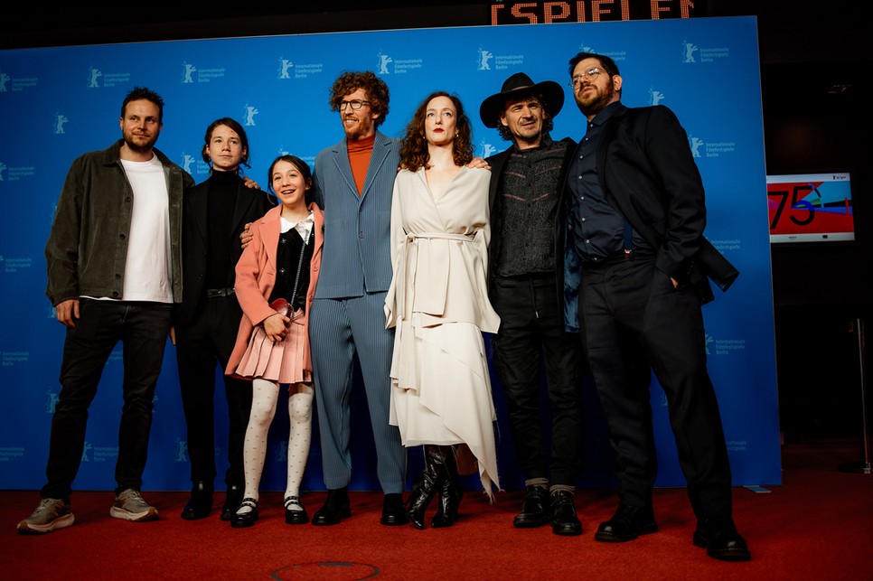 A Minden rendben című magyar film a Berlinale vörös szőnyegén – a rendező és a stáb a nemzetközi premier alkalmával mutatkozott be a rangos filmfesztiválon.