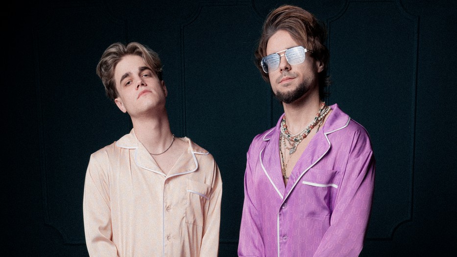 Diller Ákos és Szépréthy Roland az Unreal Industry limitált pizsamakollekciójának darabjait viselik