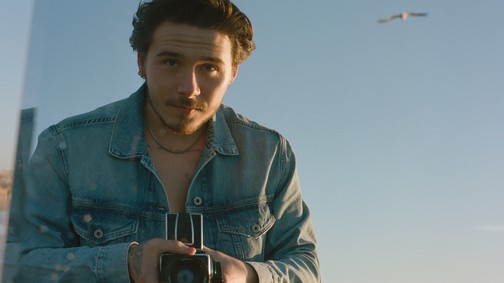 Ezt csinálja Brooklyn Beckham a zuhany alatt, és reméljük, te is!