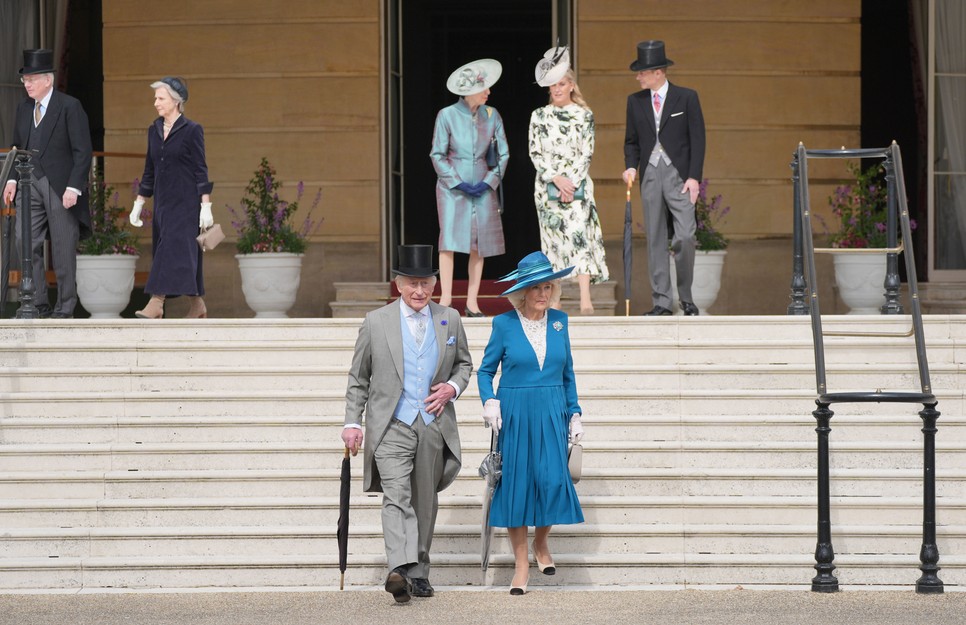 Kamilla királyné talpig Diorban üdvözölte a vendégeket a palota első idei kerti partiján