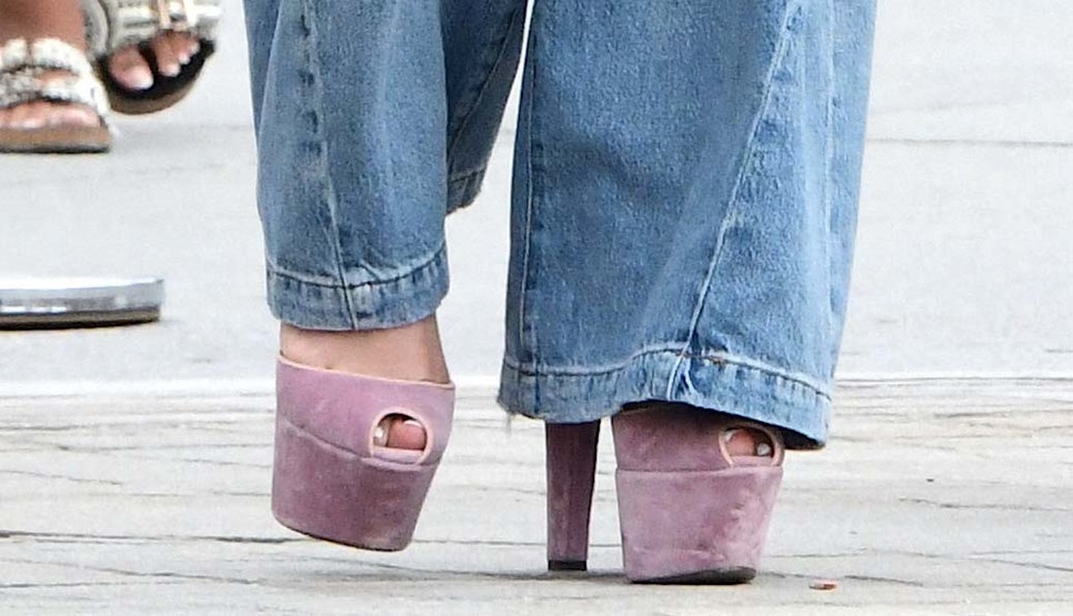 Te hányszor veszel fel egy ilyen szandált, ha egyszer megveszed? J.Lo most másodjára is felvette