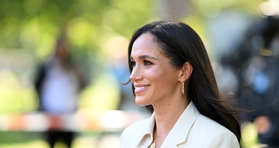 Meghan Markle élete legmerészebb ruhájában, melltartó nélkül tarolt