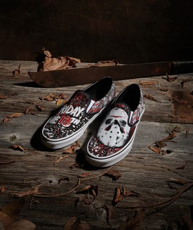  A cipő az ikonikus maszkkal