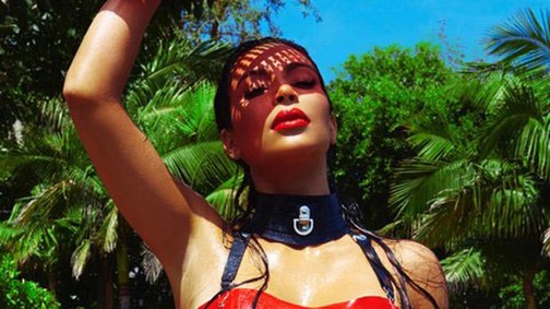 Óriási mellek, latex - Kim Kardashian ezzel indította újra a honlapját