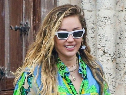 Egy fotó miatt hitte mindenki azt, hogy Miley Cyrus terhes, a válasza isteni