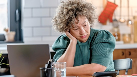 Dr. Unoka Zsolt: „A legtöbb munkahelyen a nők hátrányosan megkülönböztetett helyzetben vannak, ez növeli a stresszt és a kiégés esélyét számukra”