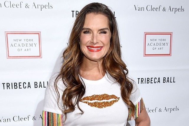 Már tizenéves korában valóságos szexszimbólum volt Brooke Shields, de hiába legyeskedtek körülötte, ő szerette volna megtartani a szüzességét a jövendőbeli férjének. Végül 22 évesen veszítette el a szüzességét, de a fiú, akivel akkor már hosszú ideje járt, végül mégsem lett a férje