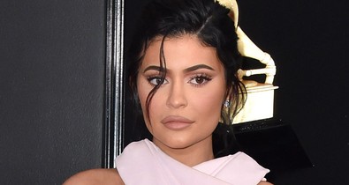 Te jó ég: Kylie Jenner ruháját egy kényszerzubbonyról mintázták