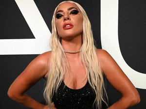Lady Gaga három BRUTÁLIS szettet mutatott fel új márkájának bevezetőbuliján