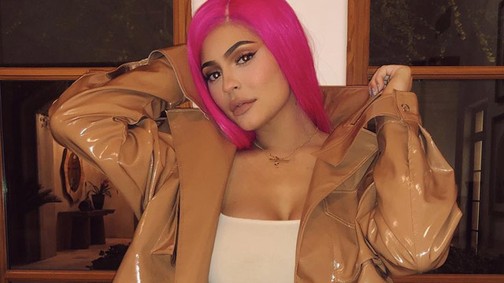 Kylie Jenner a neon rózsaszín után, ma kék bob frizurával bulizik!