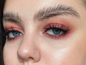 Új trend a szemöldökformázásban: fésüld tollformára!