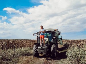 Stílus mindenek felett határszemle közben is: Sportos és kényelmes ruhadarabokat választott mára Tóth Diána, a Farmer lánya