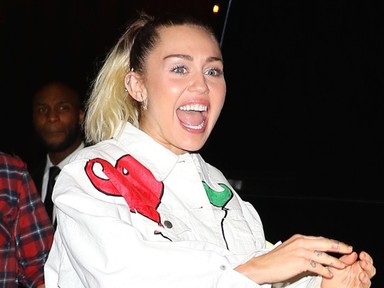 Miley Cyrus falatnyi piros bikiniben villantotta meg csodásan sportos alakját