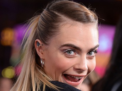 Annyira őrült Cara Delevingne kezeslábasa, hogy csak imádni lehet