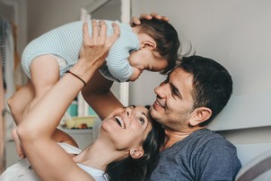 A szülővé válás nemcsak öröm, hanem kemény próbatétel, ami a legszorosabb kapcsolatokat is próbára teszi