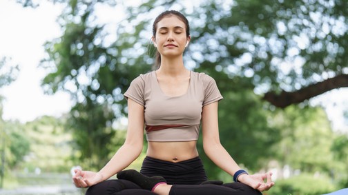 A jógapóz, amit minden embernek meg kellene tanulnia, aki ülőmunkát végez