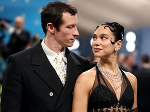 Dua Lipa Chanel meztelenruhája volt a Met-gála legszebb darabja, a lélegzetünk is eláll tőle