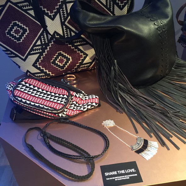 Rojtok, szőttesek, fonott táskák. A keleti piacok hangulata inspirálta a kiegészítők nagy részét. Imádni fogod őket!