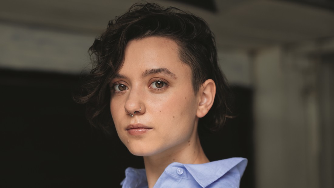 Antal Éva, a Vászonzsákoslány, környezettudatos közösséget épít - Ruha: COS